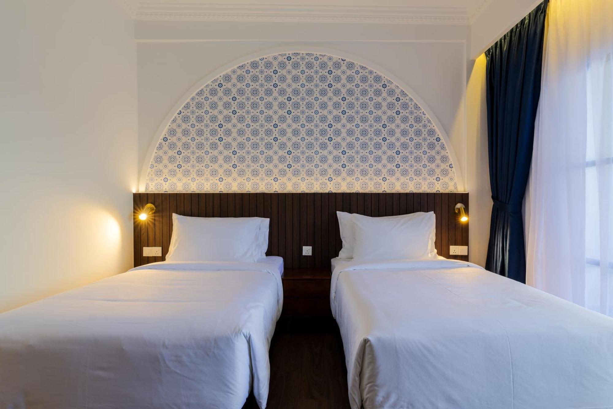 Premier Hollywood Twin Room Two Single Beds Ocean View Non-Smoking